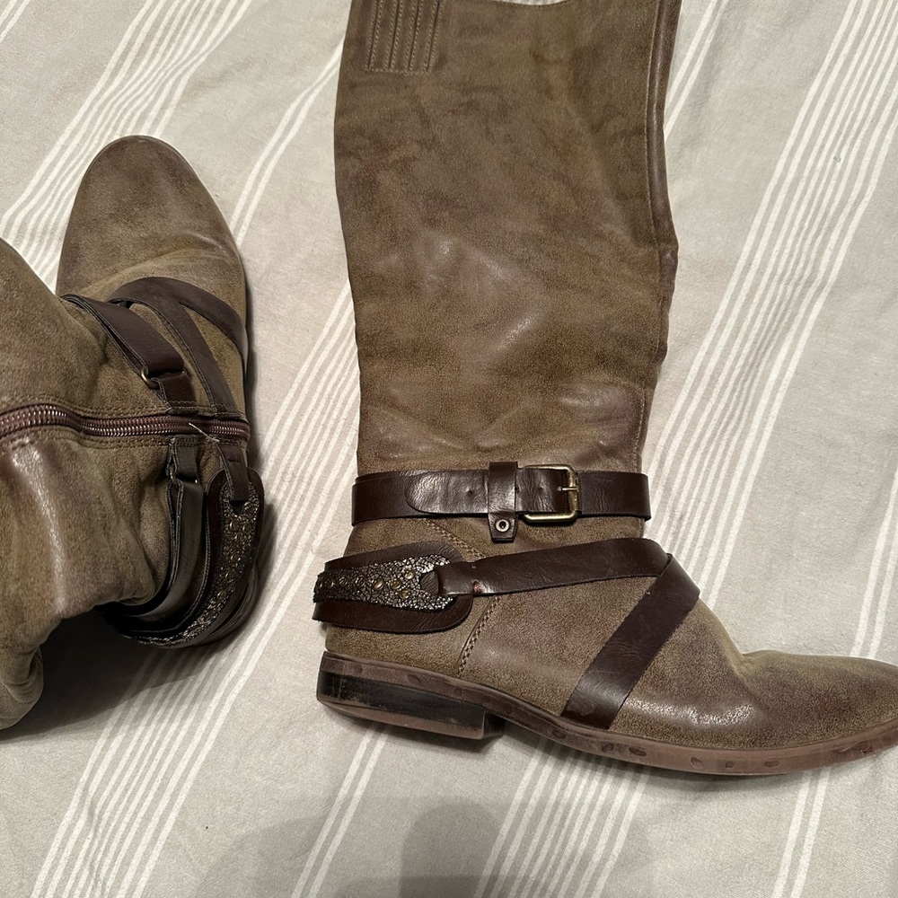 Boots - Picture 4 of 5
